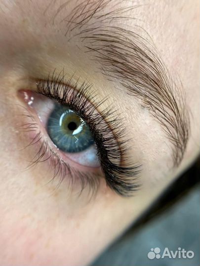 Мастер по наращиванию ресниц