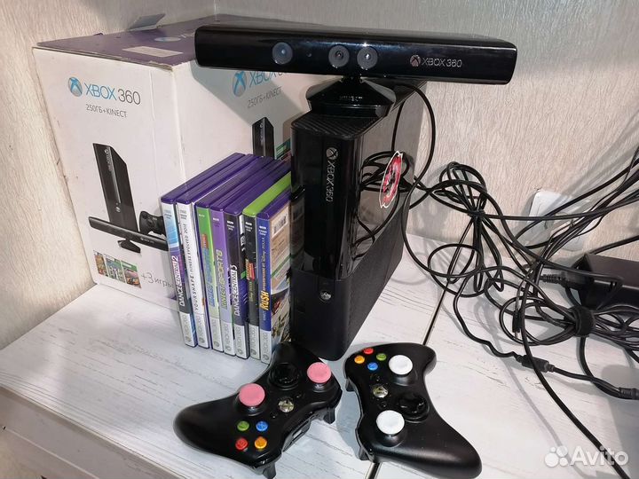 Xbox 360 Е 2 геймпада, кинект, 8 дисков