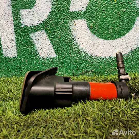 Форсунка омывателя фары левая Nissan Primera P12