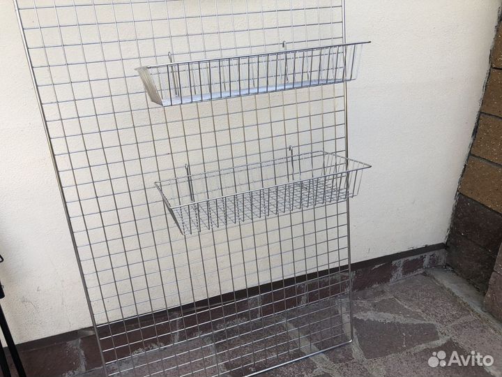 Сетка металлическая с корзинами крючками