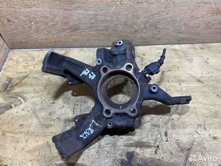 Поворотный кулак левый Skoda Octavia A5 X108