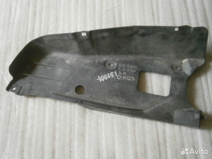 Пыльник бампера задний левый Toyota Land Cruiser 2