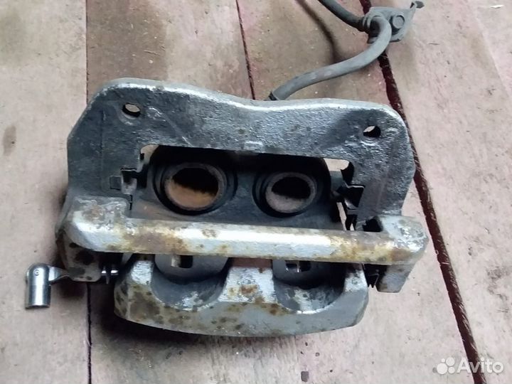 Суппорт передний правый Honda Accord 8 2.4л