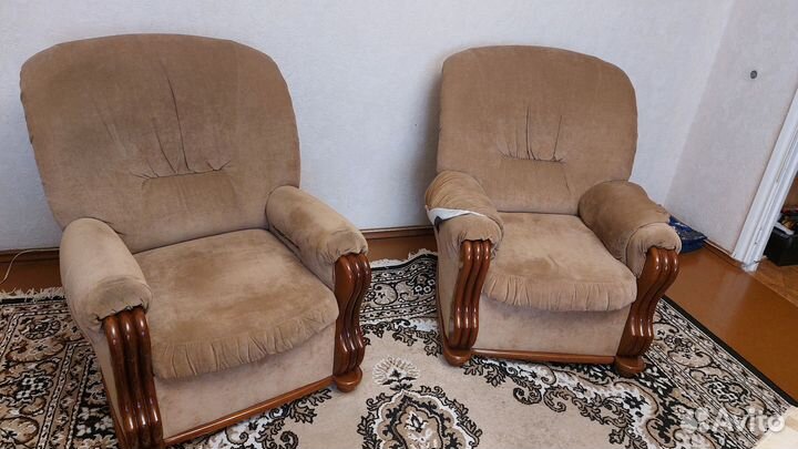 Мягкая мебель и журнальный столик, б/у