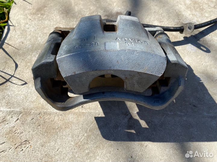 Суппорт передний левый Toyota Camry v50, v55 2.5