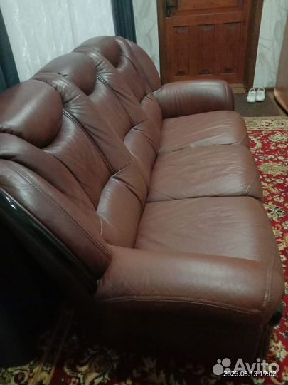 Кожаный диван