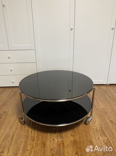 Стеклянный журнальный столик на колесах