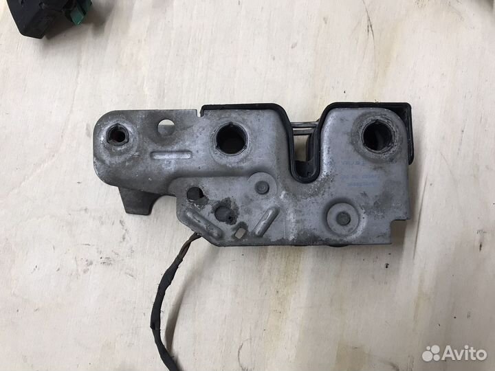 Замок капота 3AB823509C Passat B7