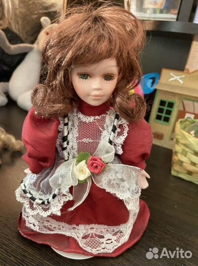 Кукла фарфоровая