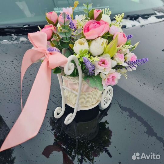 Букет из искусственных цветов в тележке