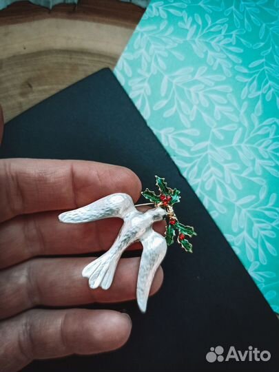 Брошь голубь мира