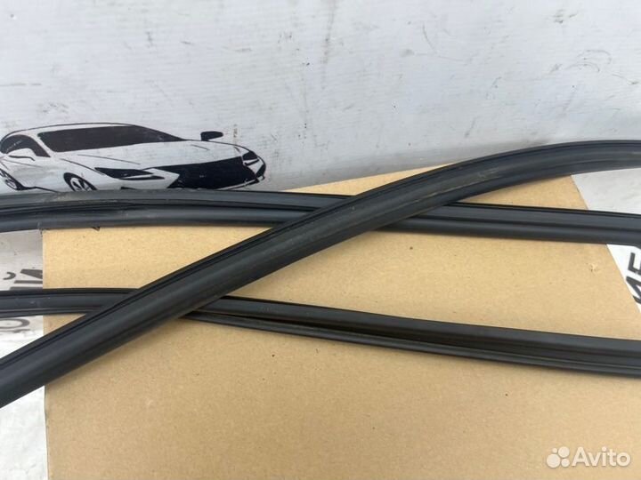 Уплотнитель стекла двери передний правый Toyota