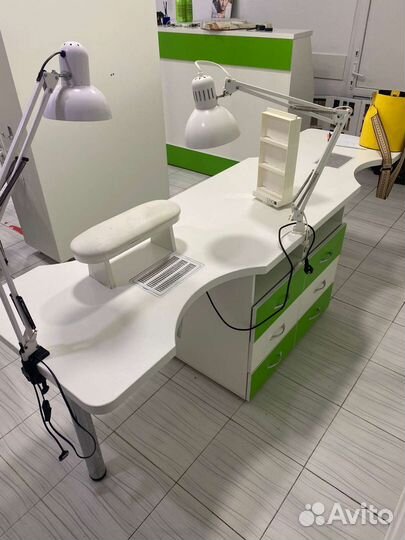 Маникюрный стол