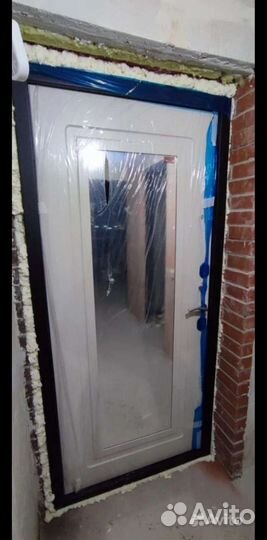 Двери входные с зеркалом новые