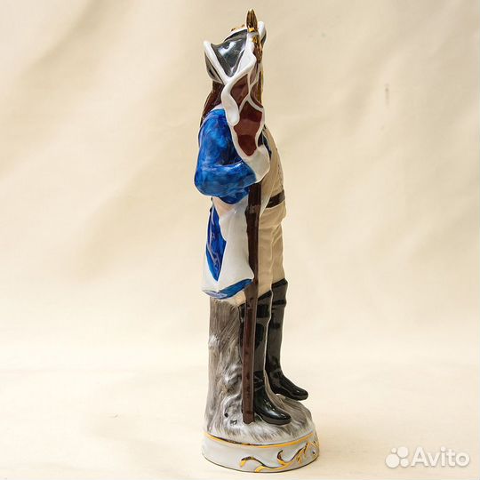 Фарфоровая Статуэтка Солдат