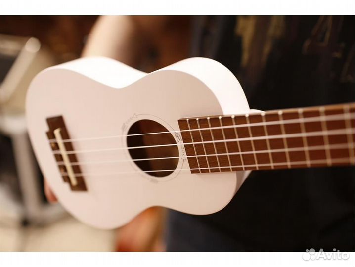 Hampi SBK-White Укулеле сопрано, цвет белый с чехл