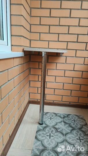 Столик с креплением к стене