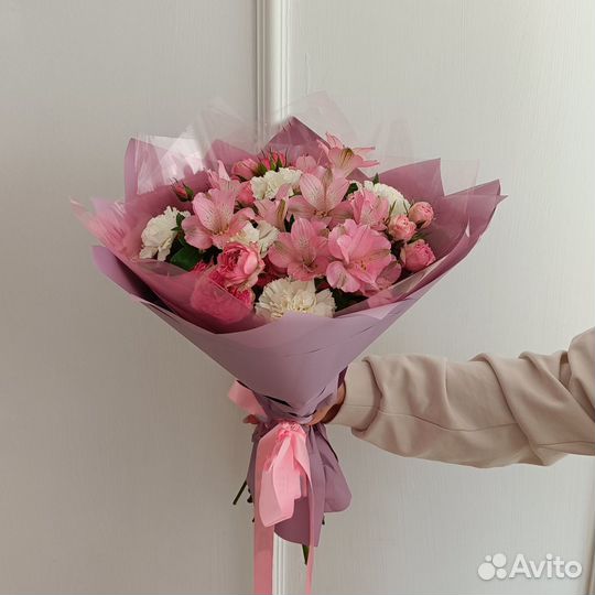 Букеты Цветы из роз, диантусов, альстромерий