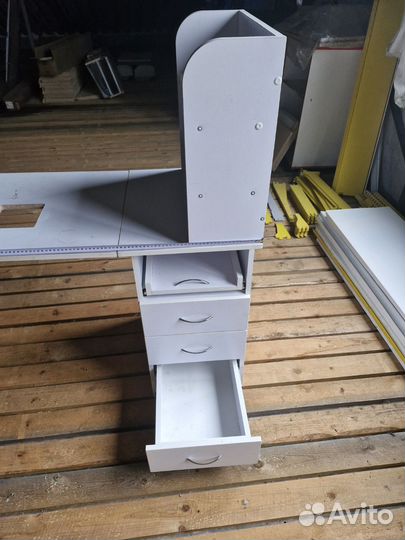 Маникюрный стол