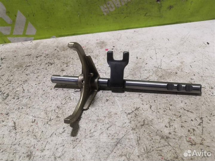 Вилка включения передач Рено Флюенс 10-17