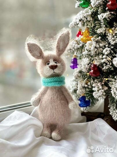 Вязаный зайчик. Интерьерная игрушка