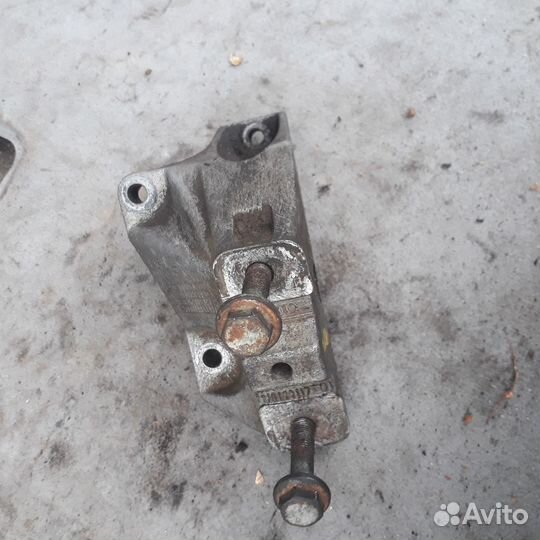 Кронштейн крепления МКПП Шкода Октавия тур (А4U1)