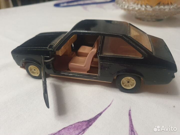 Модель автомобиля Ford Escort 1100L и машинки