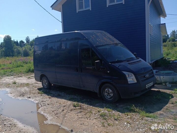 Водитель на своём микроавтобусе