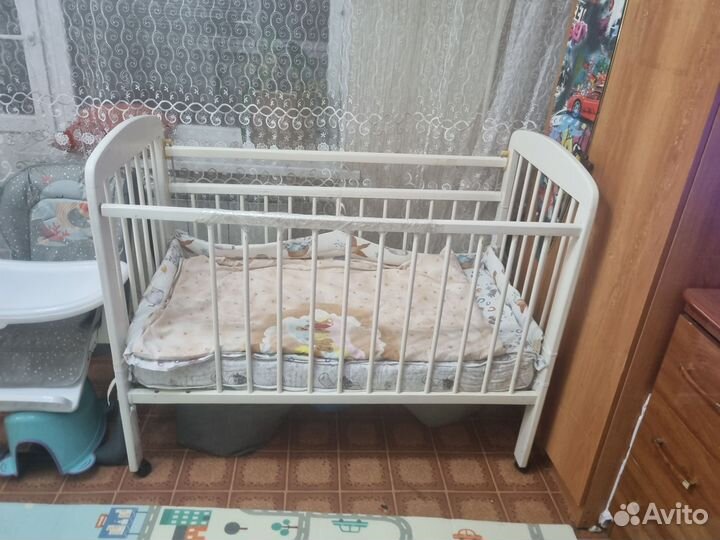 Детская кровать и стул для кормления