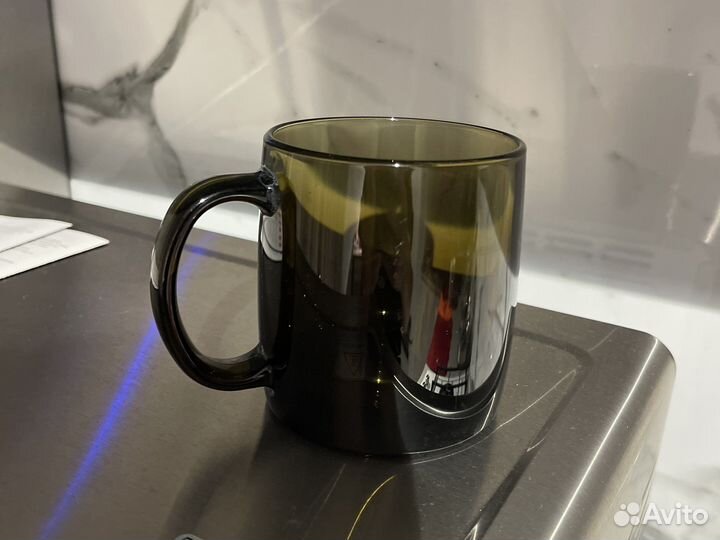 Тарелки голубые, кружки разные, стакан