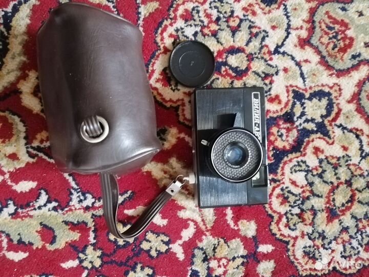 Пленочный фотоаппарат со всрышкой и пленкой