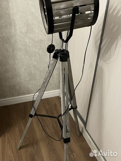 Лампа-светильник на штативе