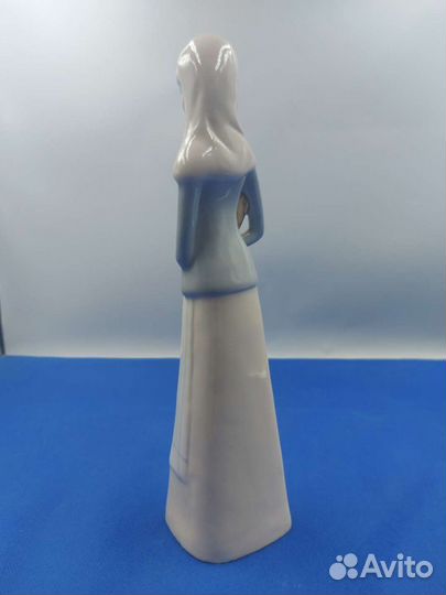 Фарфоровая статуэтка Девушка с кувшином Европа