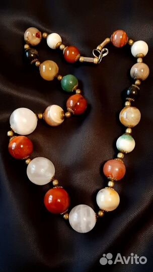 Брошь винтаж-кожа, бусы из натуральных камней