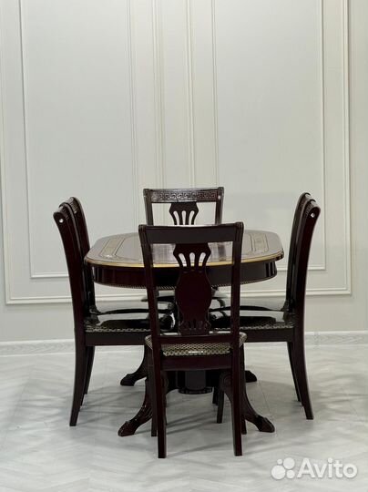 Стол обеденный. В наличии