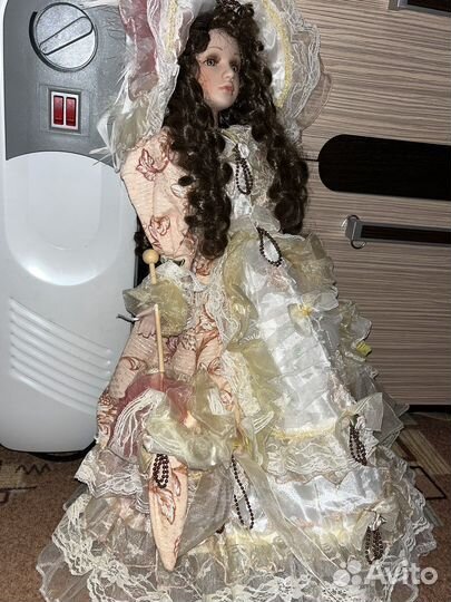 Кукла фарфоровая 60см с зонтом