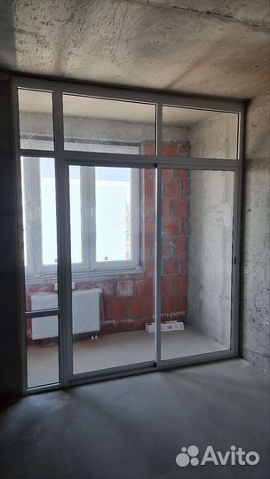 Перегородка стеклянная с дверью сдвижной