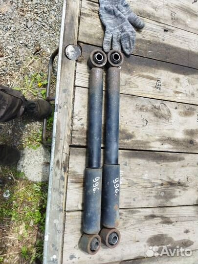 Амортизатор Nissan Elgrand AVE50 QD32ETI 1997