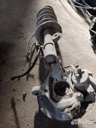 Кулак ступица диск передний левый Toyota Prius