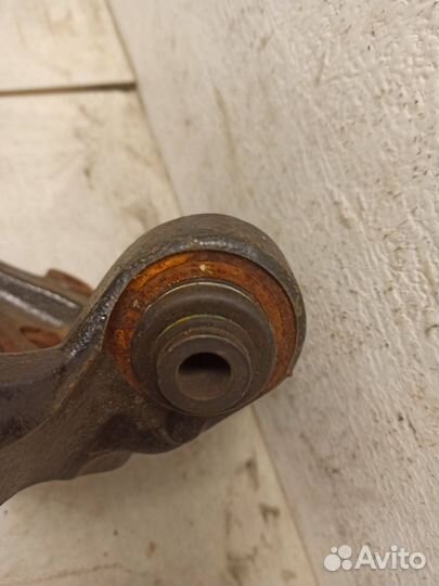 Кулак задний левый 33406797569