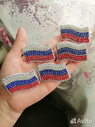 Брошь ручной работы из бисера флаг России