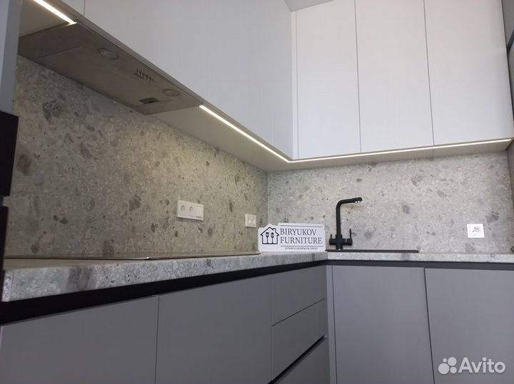 Угловая кухня в современном стиле