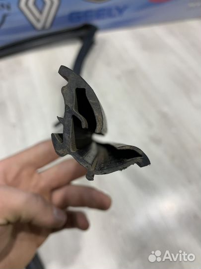 Уплотнитель перед проема стекла двери Nissan pathf