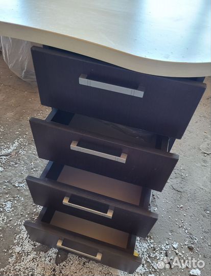 Маникюрный стол