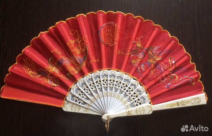 Веер с вышивкой