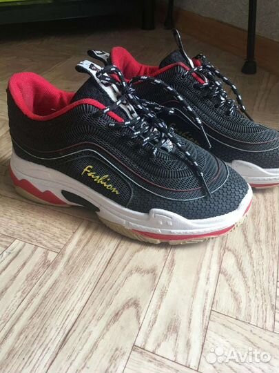 Кроссовки женские