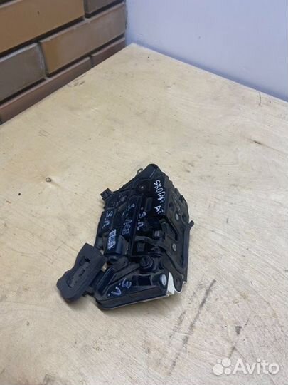 Замок двери задний левый Skoda Octavia A7