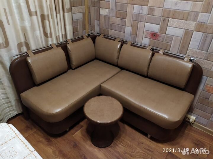 Перетяжка мягкой мебели, и стульев