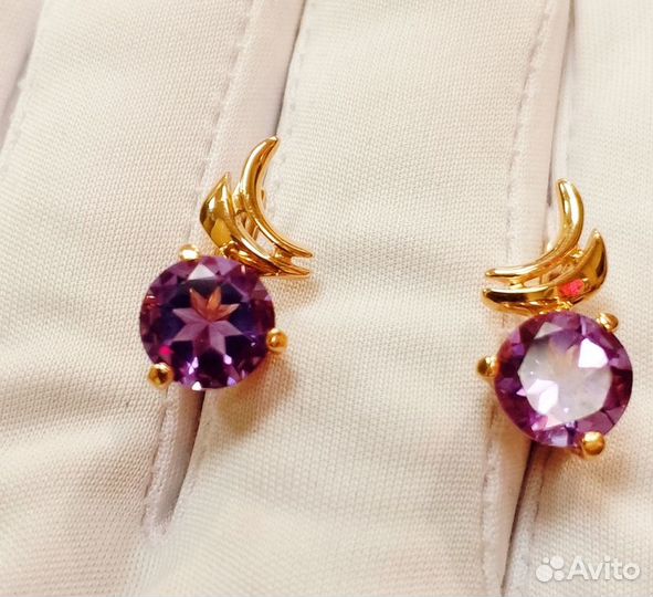 Золотые серьги с камнем