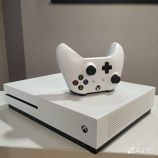 Microsoft Xbox One S 1Tb, комплект